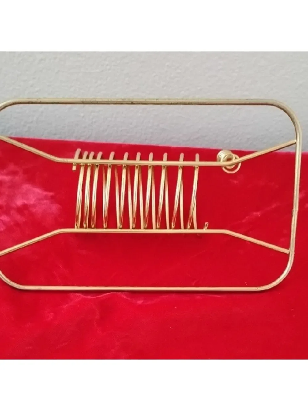 D- NWOT Elegant Gold Mail Holder